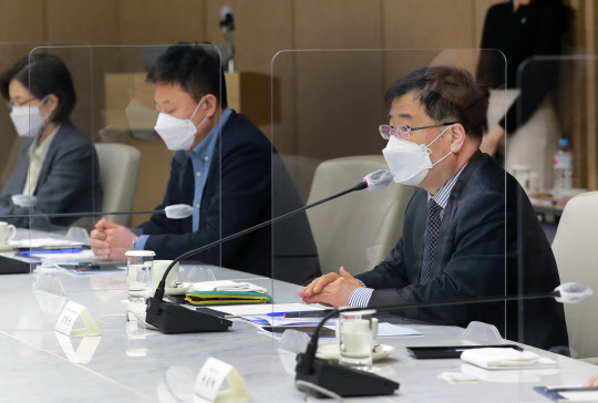 강경성 산업통상자원부 산업정책실장이 5일 서울 대한상공회의소에서 열린 '제1차 전환기 업종별(반도체) 미래산업 포럼'에서 발언하고 있다. <산업통상자원부 제공>